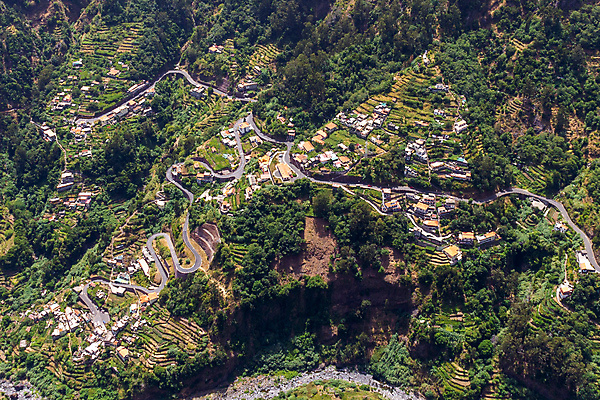 포토 JPG 해외이미지 나무 유럽 도로 여행 백그라운드 자연 산 주택 안테나 풍경 사람없음 야외 초록색 마을 환경 와인 계곡 숲 포르투갈 해외포토 식물 나라 길 컬러 통신 교통시설 주류 건물 생태계 파일형식 이미지허브