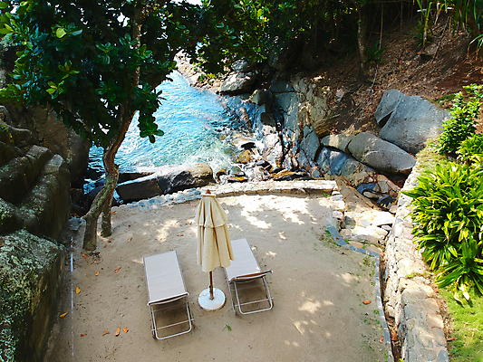 포토 JPG 해외이미지 나무 공원 모래 바다 여행 백그라운드 의자 자연 휴가 휴식 바닥 풍경 사람없음 야외 초록색 물 여름 파란색 햇빛 태양 침묵 바위 만 고급 숲 발자국 암초 멀리 내추럴 드론 이국적 조감도 해외포토 자연요소 식물 계절 공공시설 컬러 가구 컨셉 자국 소리 돌_바위 생태계 파일형식 이미지허브