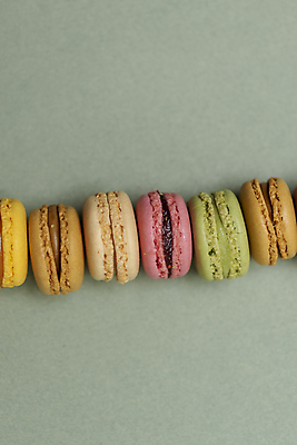 포토 JPG 해외이미지 스튜디오촬영 음식 오렌지 검은배경 디저트 실내 요리 사람없음 초록색 하이앵글 컬러풀 노란색 쿠키 과자 보라색 대접 신선 달콤 맛 굽기 배열 일렬 머리위 부드러움 마카롱 프랑스어 머랭 입가심 페스츄리 해외포토 문자 빵 뷰포인트 컬러 백그라운드 컨셉 과일 내부 검은색 감각 구이 파일형식 이미지허브