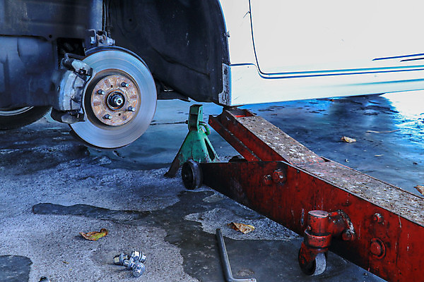 포토 JPG 해외이미지 직업 산업 부분 교통시설 자동차 안전 사람없음 금속 기계 장비 공구 나사 업무 바퀴 원형 변화 수리 브레이크 서비스 타이어 볼트 시스템 고정 정비공 잭 유지 교체 단절 옛날 자동 차고 철강 캘리퍼스 해외포토 도형 육상교통 교통 컨셉 재질 도구 작업 기술자 시설 파일형식 이미지허브