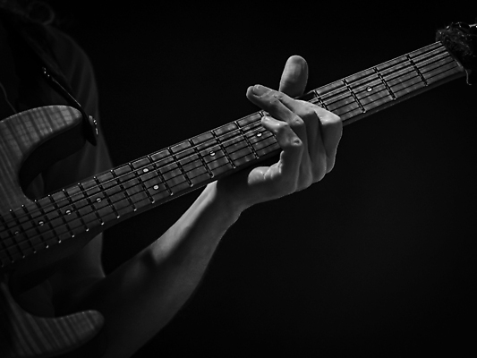 포토 JPG 해외이미지 손 연주 흑백 실내 들기 신체부위 기타 기타리스트 해외포토 음악 모션 현악기 촬영기법 사람 내부 연주자 파일형식 이미지허브