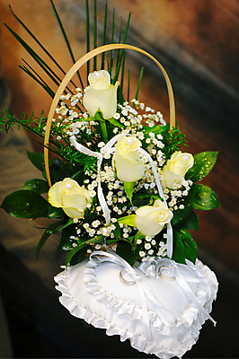 포토 JPG 해외이미지 커플 기념일 꽃 꽃다발 결혼 2 결혼식 발렌타인데이 사랑 사람없음 빛 장미 금속 흰색 반지 쌍 원형 황금 고급 보석 심볼 약혼 해외포토 도형 식물 감정 컬러 컨셉 장신구 관계 데이이벤트 재질 이벤트 광석 약속 파일형식 이미지허브