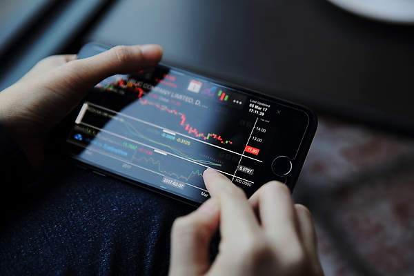포토 JPG 해외이미지 손 그래프 들기 아웃포커스 신체부위 스마트폰 주식 분석 투자 해외포토 컨셉 비즈니스 모션 촬영기법 사람 금융 핸드폰 스마트기기 파일형식 이미지허브