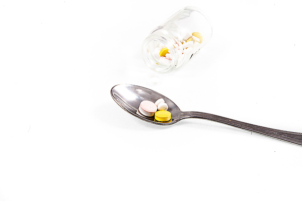 포토 JPG 해외이미지 백그라운드 겨울 유리병 건강 사람없음 알약 약 흰색 그룹 바이러스 은색 작음 티스푼 거짓말 고립 회복 해외포토 계절 컬러 컨셉 의학 병_용기 숟가락 크기 파일형식 이미지허브