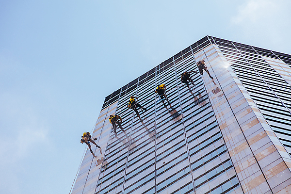 포토 JPG 해외이미지 주간 전신 남자 밧줄 로우앵글 하늘 매달리기 외벽 빌딩 여러명 성인 야외 건물 뒷모습 반사 작업 청소부 유리창청소 성인남자만 외벽청소 해외포토 자연요소 직업 건축물 줄 벽 뷰포인트 다수 모션 사람 청소 남자만 성인만 파일형식 이미지허브