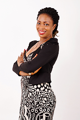 포토 JPG 해외이미지 행복 백그라운드 한명 서기 미소 팔짱 검은색 기쁨 흰색 비즈니스우먼 해외포토 1 여자 감정 컬러 비즈니스 모션 표정 사람 직장인 파일형식 이미지허브