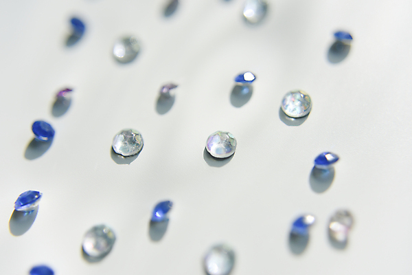 포토 JPG 해외이미지 모양 백그라운드 무지개 유리 불꽃 선물 사람없음 옆모습 빨간색 초록색 파란색 빛 노란색 유행 보라색 바위 흰색 투명 우아함 선택 떨어짐 크리스탈 보석 소중 책상 묘사 오브젝트 다이아몬드 가치 고립 광 카피스페이스 해외포토 자연요소 뷰포인트 컬러 가구 컨셉 재질 불 공백 돌_바위 광석 파일형식 이미지허브