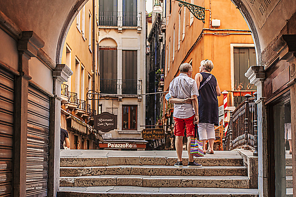 포토 JPG 해외이미지 주간 전신 서양인 응시 여자 남자 유럽풍경 성인 야외 두명 뒷모습 걷기 계단 상점 이탈리아 아치 뒷짐 성인만 해외포토 자연요소 외국인 시선 유럽 뷰포인트 모션 사람 풍경 파일형식 이미지허브
