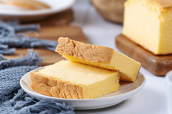 포토 JPG 해외이미지 접시 디저트 사람없음 아웃포커스 달콤 흰배경 부드러움 나무도마 카스테라 해외포토 식기 음식 빵 백그라운드 도마 촬영기법 목재 흰색 감각 맛 파일형식 이미지허브