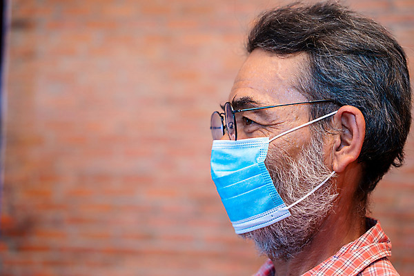 포토 JPG 해외이미지 응시 노년 남자 얼굴 건강 병원 가면 한명 사람 성인 가로 머리 건강관리 고통 환자 도움 환경오염 바이러스 보호 질병 위험 불기 집중 예방 감염 전염 박테리아 알레르기 돌봄 전염병 증상 성인만 해외포토 1 시선 감정 컨셉 의학 모션 관리 신체부위 파일형식 이미지허브