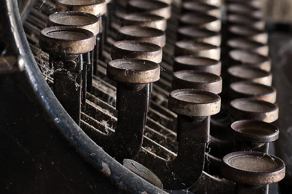 포토 JPG 해외이미지 캐릭터 컨셉 통신 학교 열쇠 사람없음 사무실 금속 검은색 기계 장비 수확 골동품 키보드 기록 업무 신문 뉴스 인쇄 편지 작가 보고서 복고 언론 비서 타자기 타입 블러 옛날 조작 편지쓰기 해외포토 직업 교육 컬러 농업 비즈니스 재질 간행물 작업 파일형식 이미지허브