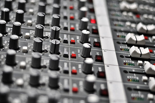 포토 JPG 해외이미지 직업 디자인 산업 음악 백그라운드 일러스트 노래 놀이 추상 프레임 미술 사람없음 파티 디지털 소리 콘서트 장비 무대 기구 판넬 닫기 혼합 믹서 DJ 책상 클럽 디스코 전자 오디오 방송 아날로그 시끄러움 스테레오 위로 뮤지컬 섞기 엘리먼트 제어 채널 프로듀서 스타일 해외포토 가구 무늬 모션 문화예술 이벤트 전자제품 공연 춤 파일형식 이미지허브