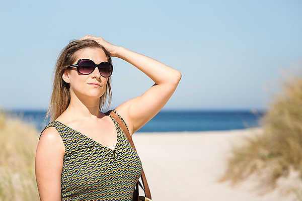 포토 JPG 해외이미지 라이프스타일 응시 여자 모래 바다 포즈 휴가 휴식 한명 야외 금발 선글라스 태양 귀여움 맑음 침묵 고요 파라다이스 혼자 해외포토 자연요소 1 헤어스타일 시선 안경 컨셉 날씨 사람 생활 소리 파일형식 이미지허브