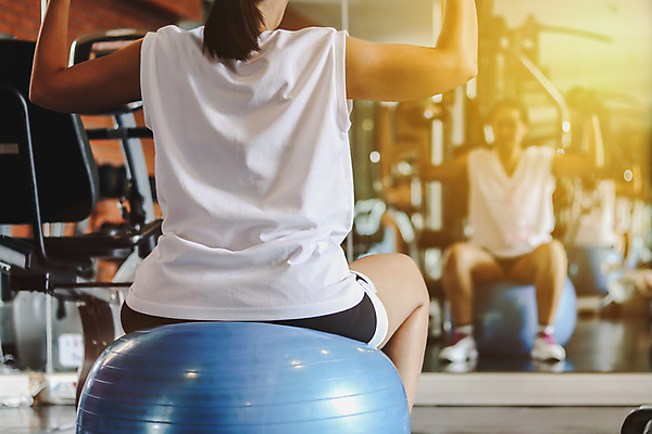 포토 JPG 해외이미지 백인 라이프스타일 여자 행복 스포츠 백그라운드 신체 공 실내 건강 한명 사람 성인 파란색 운동복 운동 힘 아령 방 장비 에너지 몸무게 연습 체육관 언론 돌봄 리프팅 해외포토 서양인 1 옷 감정 컬러 모션 내부 생활 파일형식 이미지허브