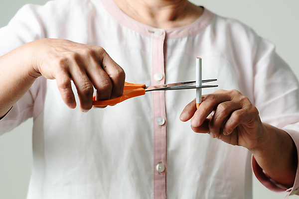 포토 JPG 해외이미지 스튜디오촬영 여자 한명 들기 상반신 성인 앞모습 자르기 금연 담배꽁초 가위질 금연데이 성인여자한명만 해외포토 1 기념일 캠페인 뷰포인트 모션 가위_도구 담배 실내 사람 사회이슈 여자한명만 성인여자만 파일형식 이미지허브