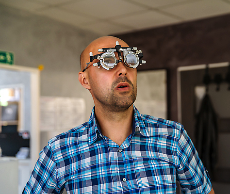 포토 JPG 해외이미지 백인 직업 응시 안경 건강 병원 현미경 한명 사람 치료 사무실 약 장비 시험 환자 의사 측정 시력 비전 안과 시력검사 돌봄 검안사 해외포토 서양인 1 시선 잡화 교육 비즈니스 의학 모션 실험기구 의료진 검사_조사 파일형식 안경사 이미지허브