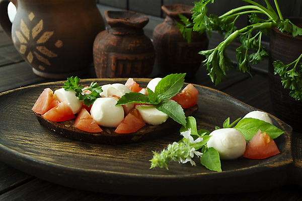 포토 JPG 해외이미지 전통 음식 빵 다이어트 토마토 채소 탁자 치즈 샌드위치 건강 요리 사람없음 빨간색 초록색 식사 저녁식사 어둠 이탈리아 샐러드 시골 신선 맛 그릴 아침식사 애피타이저 바게트 작음 자르기 굽기 지중해 올리브 매움 토스트 바질 점심식사 모짜렐라치즈 브루스케타 채식주의자 카프레제 해외포토 열매 유럽 바다 컬러 가구 컨셉 모션 주방용품 유제품 크기 구이 채식 파일형식 이미지허브