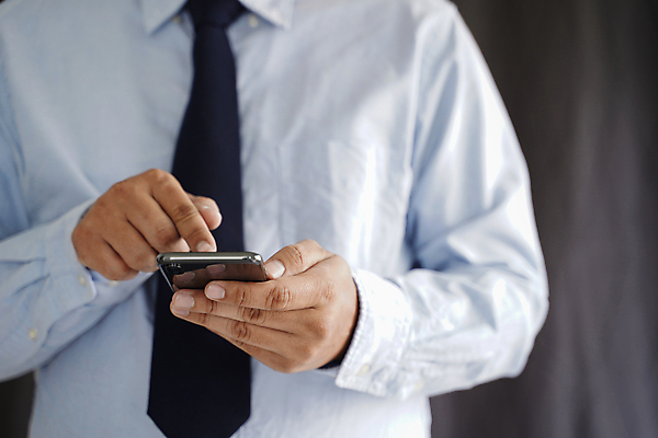 포토 JPG 해외이미지 백인 1 라이프스타일 손 응시 남자 행복 백그라운드 인터넷 비즈니스 통신 성공 모바일 거리 세포 미소 사람 사람없음 야외 스마트폰 핸드폰 우주 디지털 스크린 공백 터치 잡기 도시 비즈니스맨 메시지 무선전화기 전화기 스마트 단절 문자메시지 블러 힙스터 카피스페이스 해외포토 서양인 시선 패션 감정 컨셉 모션 표정 생활 신체부위 전자제품 스마트기기 직장인 파일형식 이미지허브