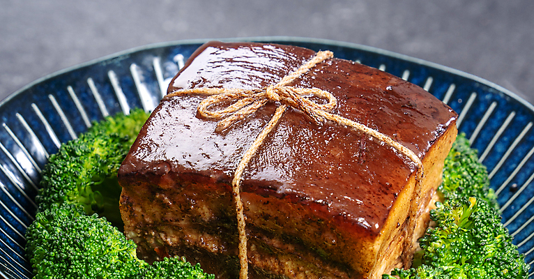 포토 JPG 해외이미지 접시 회색배경 실내 돼지고기 근접촬영 사람없음 중식 끈 브로콜리 동파육 해외포토 식기 음식 뷰포인트 백그라운드 채소 육류 내부 회색 파일형식 이미지허브