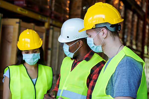 포토 JPG 해외이미지 백인 직업 남자 산업 얼굴 중년 컨셉 비즈니스 공장 청소년 협력 노동자 실내 가면 안전 사람 20대 성인 가로 세명 상자 건강관리 작업 엔지니어 바이러스 배달원 보호 질병 창고 동료 물류 분배 서류판 해외포토 서양인 공업 의학 관계 건강 관리 청년 내부 신체부위 사무용품 기술자 파일형식 이미지허브