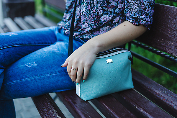 포토 JPG 해외이미지 나무 모델 손 드레스 옷 공원 여자 신발 신체 벤치 가방 장신구 팔찌 휴식 거리 사람없음 야외 초록색 여름 파란색 쇼핑 노란색 유행 검은색 봄 핸드백 흰색 청바지 도시 면 화려 우아함 묘사 스타일 해외포토 식물 잡화 계절 공공시설 컬러 컨셉 의자 바지 사람 신체부위 파일형식 이미지허브