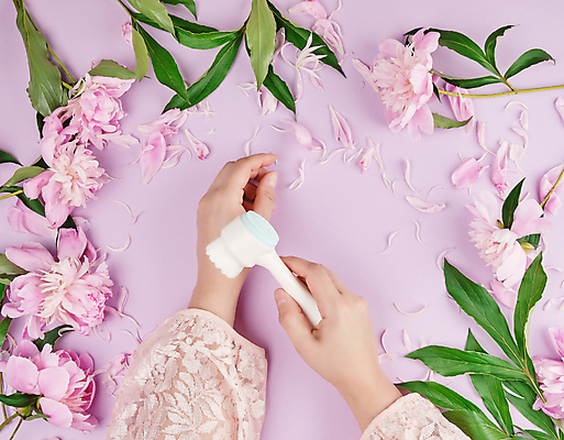 포토 JPG 해외이미지 손 꽃잎 꽃 잎 실내 들기 신체부위 뷰티 미용용품 피부관리 보라색배경 자기관리 해외포토 식물 백그라운드 모션 사람 내부 보라색 오브젝트 파일형식 이미지허브