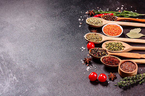 포토 JPG 해외이미지 백그라운드 잎 재료 고추 탁자 파프리카 건조 마늘 요리 씨앗 동양인 사람없음 빨간색 초록색 컬러풀 주방 숟가락 검은색 어둠 양념 조미료 사발 고수 맛 가루 인도인 허브 메뉴 유기농 매움 아로마 소금 향 레시피 후추 카레 생강 바질 로즈메리 시나몬 강황 해외포토 외국인 식물 웰빙 음식 컬러 가구 컨셉 채소 식재료 수저 인종 사기그릇 향신료 향미료 파일형식 이미지허브