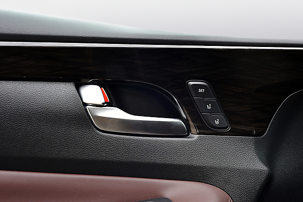 포토 JPG 해외이미지 디자인 창문 교통시설 자동차 출입구 손잡이 경고 안전 사람없음 야외 내부 옆모습 문 펼침 운전 잡기 판넬 오픈 가죽 피부 묘사 오브젝트 잠금 보안 리프트 부드러움 팔 스위치 센서 자동 해외포토 육상교통 뷰포인트 교통 모션 신체부위 감각 시설 파일형식 이미지허브