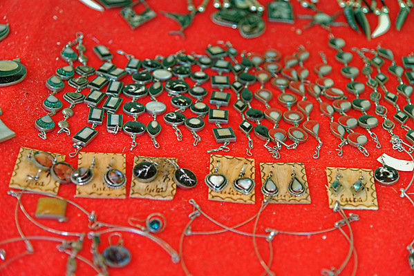 포토 JPG 해외이미지 전통 디자인 문화 백그라운드 목걸이 장신구 선물 미술 사람없음 목재 장식 빨간색 초록색 파란색 컬러풀 유행 상점 활발 수확 반지 원형 화려 시장 우아함 보석 구슬 질감 복고 기념품 수공예 수공예품 핸드메이드 많음 해외포토 도형 나무 컬러 컨셉 농업 재료 문화예술 광석 공예 오브젝트 공예품 파일형식 이미지허브