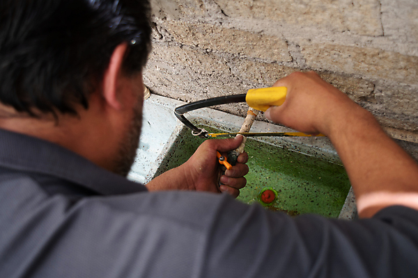 포토 JPG 해외이미지 산업 노동자 바닥 주택 한명 내부 건물 물 방 업무 수술 기술자 엔지니어 시스템 고정 튜브 감독관 설정 유지 배관공 설치 조이기 파이프라인 해외포토 자연요소 직업 1 건축물 의학 모션 사람 치료 작업 파이프_관 파일형식 이미지허브