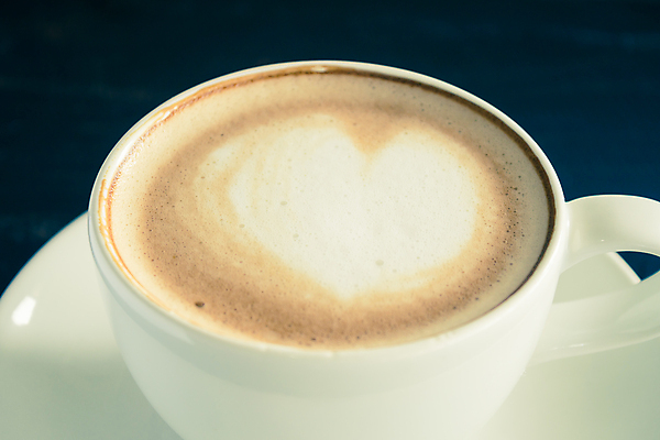 포토 JPG 해외이미지 접시 커피 음료 건강 사람없음 컵 거품 우유 하트 신선 액체 달콤 맛 아침식사 상쾌 향기 부드러움 따뜻한음료 라떼 카페인 해외포토 모양 식기 감정 컨셉 유제품 식사 감각 냄새 파일형식 이미지허브