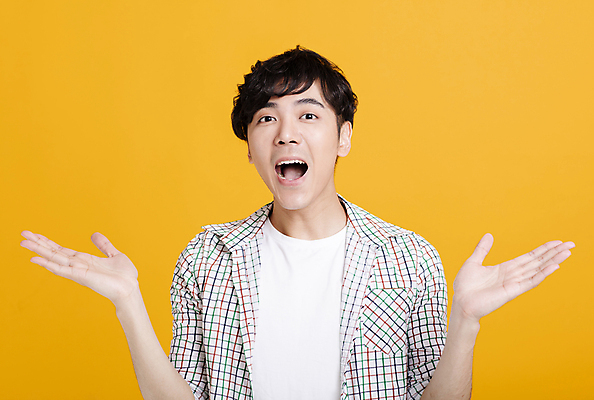 포토 JPG 해외이미지 응시 남자 한명 동양인 손짓 상반신 성인 앞모습 손들기 성인남자한명만 와우 해외포토 1 시선 뷰포인트 모션 사람 인종 남자한명만 성인남자만 파일형식 이미지허브