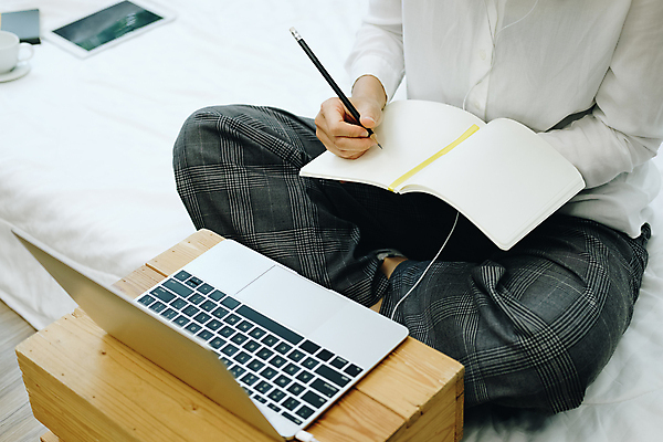 포토 JPG 해외이미지 학생 교육 이어폰 인터넷 주택 사람 동양인 사람없음 노트북 스터디 컴퓨터 쪽지 헤드폰 듣기 관찰 기록 강의 온라인 동영상 해외포토 음향기기 모션 인종 건물 전자제품 학습 파일형식 이미지허브