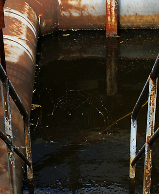 포토 JPG 해외이미지 전신 남자 산업 모래 유니폼 2 농업 건축양식 공장 안전 사람 사람없음 뒷모습 파란색 노란색 탑 금속 기계 장비 업무 제조 컨테이너 버리기 상업 탱크 시멘트 수납 무거움 발판 고용 실린더 옛날 철강 콘크리트 해외포토 건축물 옷 건축 뷰포인트 컬러 공업 모션 재질 구직 작업 무게 채용 파일형식 이미지허브