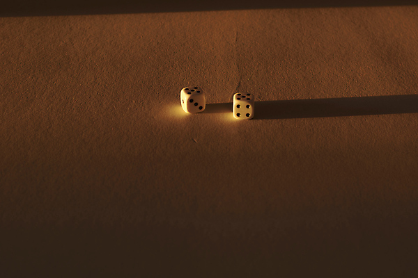 포토 JPG 해외이미지 라이프스타일 비즈니스 놀이 탁자 성공 사람없음 목재 세로 게임 죽음 우승 행운 그룹 재산 도박 선택 플라스틱 큐브 책상 묘사 카지노 주사위 클럽 기회 이익 중독 라스베가스 분실 승자 적자 정물화 펠트 헹가래 해외포토 나무 가구 컨셉 재료 재질 생활 금융 축하 최고 그림 파일형식 천_직물 이미지허브