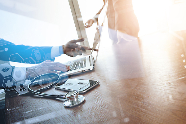 포토 JPG 해외이미지 직업 손 유니폼 비즈니스 통신 청진기 성공 협력 노동자 건강 실험 사람 성인 사람없음 치료 스마트폰 거래 시험 환자 간호사 의사 코트 축하 작업 도움 비즈니스맨 스마트 동료 계약 런던 환영 테라피 돌봄 동의 헬프 해외포토 옷 교육 남자 컨셉 의학 관계 의료기기 모션 영국 신체부위 핸드폰 스마트기기 뷰티 외투 의료진 직장인 파일형식 이미지허브