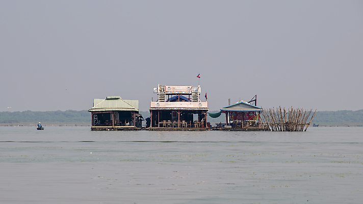포토 JPG 해외이미지 전통 아시아 호수 여행 자연 하늘 낚시 주택 항해 사람 동양인 풍경 사람없음 야외 건물 목재 물 강 반사 마을 시골 저수지 보트 가난 캄보디아 해외포토 자연요소 나무 건축물 나라 컨셉 배_교통 재료 레저 인종 생태계 파일형식 이미지허브