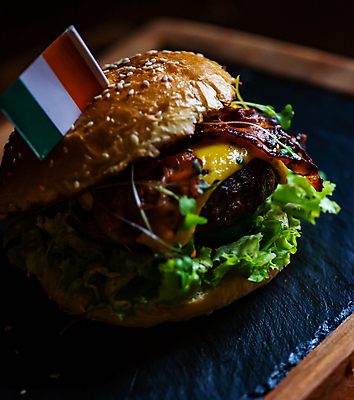 포토 JPG 해외이미지 쟁반 사람없음 어둠 햄버거 돌판 이쑤시개장식 이탈리아국기 해외포토 패스트푸드 장식 돌_바위 국기 이쑤시개 파일형식 이미지허브