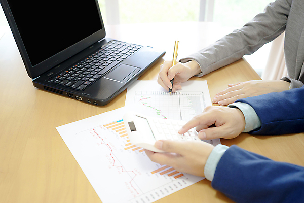 포토 JPG 해외이미지 백인 직업 2 회사 비즈니스 사업가 통신 성공 협력 설계 사람 성인 사람없음 금융 노트북 컴퓨터 사무실 계산기 업무 비즈니스맨 비즈니스우먼 자신감 대표 집중 책상 동료 보고서 경영 정중 지능 프로젝트 콜라보레이션 해외포토 서양인 여자 남자 감정 가구 컨셉 관계 문구용품 경제 전자제품 장비 작업 직장인 파일형식 이미지허브