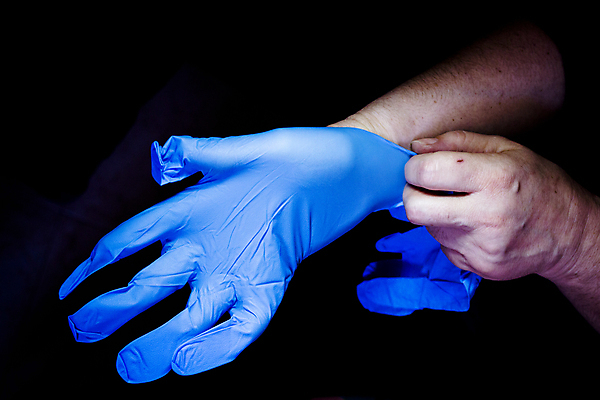 포토 JPG 해외이미지 손 장갑 유니폼 손가락 건강 병원 실험 안전 사람없음 파란색 약 장비 간호사 의사 업무 수술 실험실 보호 일회용 예방 감염 전염 고무 외과 넣기 돌봄 라텍스 위생관리 살균 해외포토 잡화 옷 컬러 컨셉 의학 모션 관리 신체부위 치료 의료진 작업 질병 파일형식 이미지허브