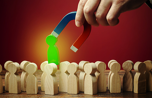 포토 JPG 해외이미지 손 실내 들기 신체부위 말_게임 선택 자석 U자형자석 빨간배경 채용 해외포토 백그라운드 컨셉 비즈니스 모션 사람 내부 빨간색 게임 파일형식 이미지허브