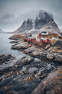 포토 JPG 해외이미지 구름 전통 계절 파도 바다 상징 여행 겨울 하늘 주택 노르웨이 풍경 사람없음 빨간색 물 관광지 태양 여행객 마을 일출 새벽 땅 북극 스칸디나비아 폭설 해외포토 자연요소 유럽 컬러 눈_날씨 사람 건물 노을 자연재해 극지방 파일형식 이미지허브