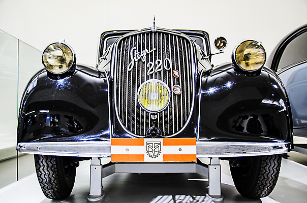 포토 JPG 해외이미지 모델 디자인 스포츠 여행 컨셉 교통시설 자동차 새로움 사람없음 검은색 기계 전시 운전 수확 골동품 발표 역사 비엔나 오스트리아 클래식 고급 전시회 오픈카 속도 박물관 복고 쇼 엔진 모터 모터쇼 옛날 자동 스타일 해외포토 유럽 육상교통 컬러 교통 농업 모션 승용차 시설 파일형식 이미지허브