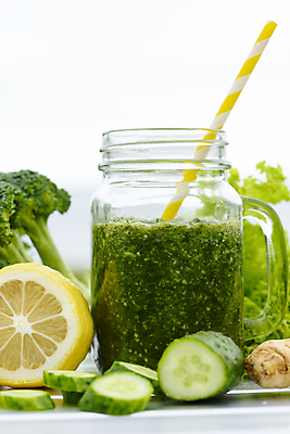 포토 JPG 해외이미지 단면 오이 잔 실내 빨대 사람없음 야채주스 브로콜리 레몬 흰배경 생강 건강식 디톡스 해외포토 식기 음식 백그라운드 채소 과일 건강 내부 주스 흰색 파일형식 이미지허브
