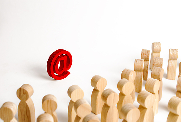 포토 JPG 해외이미지 실내 사람없음 빨간색 말_게임 이메일 군중 흰배경 골뱅이기호 해외포토 기호 컬러 백그라운드 사람 내부 게임 흰색 파일형식 이미지허브