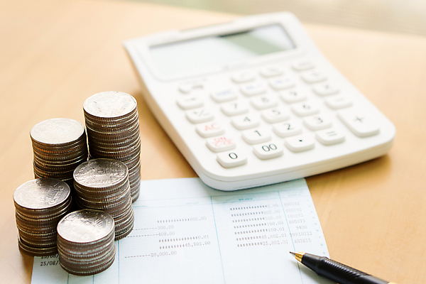 포토 JPG 해외이미지 잡화 종이 백그라운드 돈 비즈니스 손가락 사람없음 책 금융 숫자 연필 펜 쌓기 동전 검은색 저축 계산기 시장 계획 문서 투자 우표 회계 월 빚 계좌 수입 해외포토 문자 손 컬러 컨셉 모션 문구용품 학용품 경제 필기구 장비 날짜 재산 파일형식 이미지허브