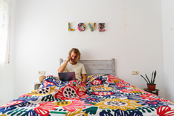 포토 JPG 해외이미지 직업 학생 라이프스타일 응시 교육 남자 인터넷 학교 아침 모바일 아파트 주택 실내 대화 한명 안전 사람 앉기 소년 내부 책 노트북 스마트폰 컴퓨터 금발 독서 방 정보 침대 작업 교과서 준비 대학교 온라인 프로젝트 혼자 해외포토 주간 1 헤어스타일 시선 어린이 가구 모션 교재 말하기 건물 생활 전자제품 핸드폰 스마트기기 파일형식 이미지허브