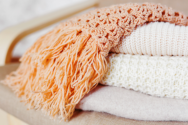 포토 JPG 해외이미지 의자 실내 근접촬영 사람없음 아웃포커스 목도리 니트 뜨개옷 해외포토 잡화 옷 뷰포인트 가구 상의 촬영기법 내부 파일형식이미지허브 