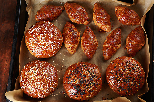 포토 JPG 해외이미지 재료 쟁반 실내 사람없음 하이앵글 햄버거 크루아상 참깨번 햄버거빵 종이호일 해외포토 빵 뷰포인트 패스트푸드 내부 파일형식 이미지허브