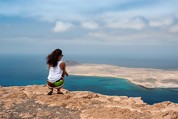 포토 JPG 해외이미지 백인 구름 여자 행복 유럽 바다 섬 여행 배낭 자연 휴가 휴식 안테나 파노라마 한명 풍경 여름 여행객 자유 스페인 화산 대서양 마스코트 터키석 해외포토 자연요소 서양인 1 계절 감정 나라 컨셉 가방 통신 산 촬영기법 사람 보석 생태계 파일형식 이미지허브